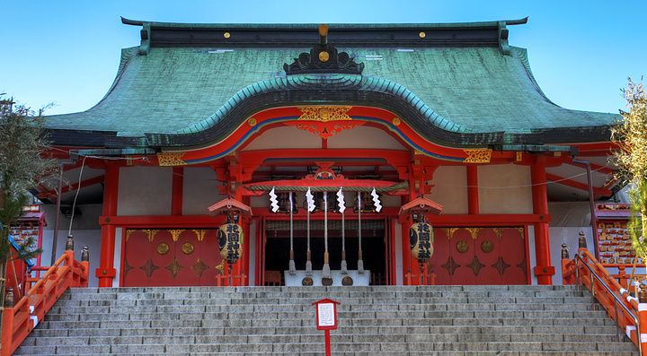 Il tempio Hanazono Jinja a Shinjuku, Tokyo, in una giornata di sole.