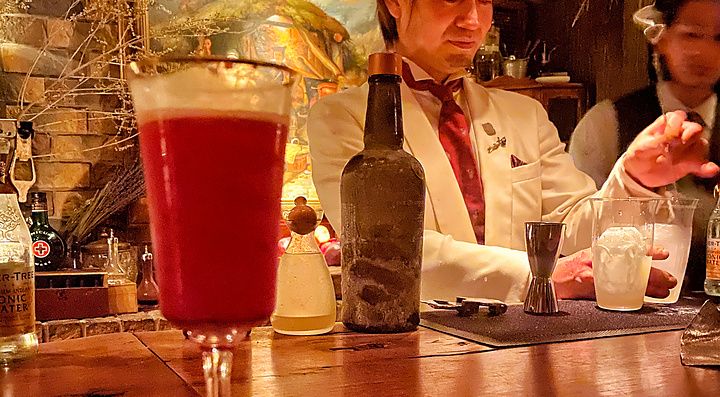Hiroyasu Kayama prepara drink dietro il bancone di legno al Bar Benfiddich a Shinjuku, Tokyo.