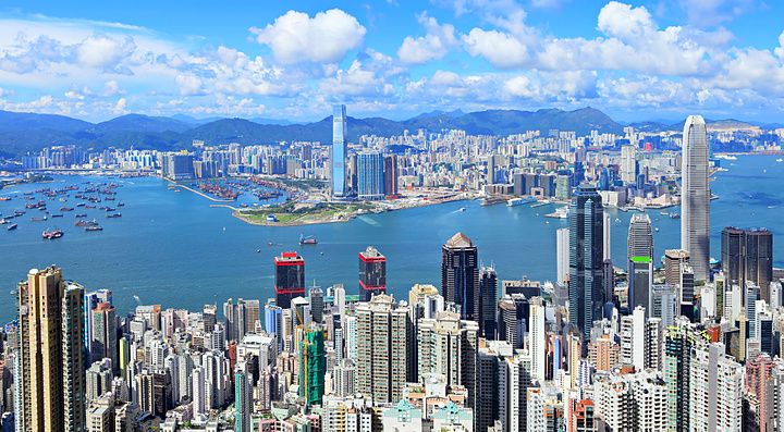 Skyline di Hong Kong di giorno con il Victoria Harbour e grattacieli.