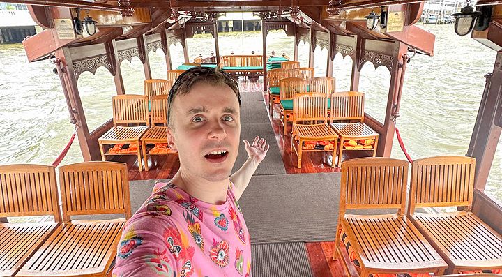 Marco Togni su un'imbarcazione dell'hotel al Mandarin Oriental Bangkok.