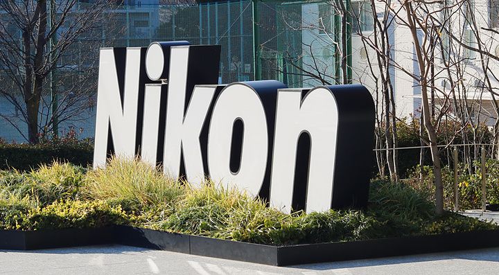 Insegna tridimensionale con il logo Nikon posizionata in un'aiuola all'esterno della sede aziendale a Tokyo.