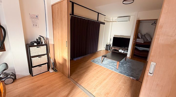 Interno di un soggiorno in giappone con tv e mobili moderni.