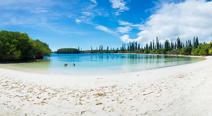 Spiaggia bianca e acque cristalline dell'Isle of Pines, Nuova Caledonia.