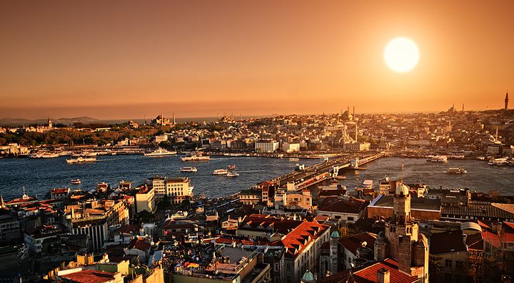 Tramonto su Istanbul con il sole che illumina il Bosforo e la città.