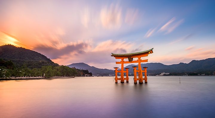 Il torii di Itsukushima a Miyajima, Hiroshima, al tramonto.