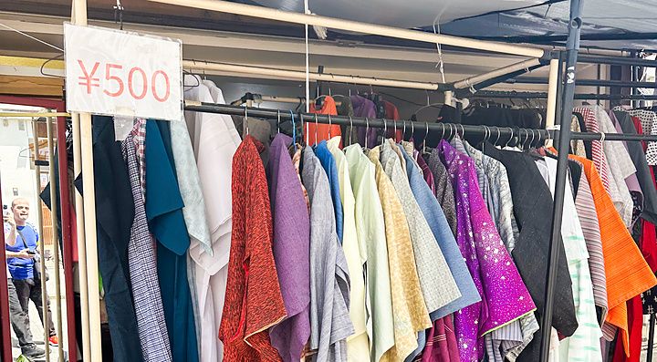 Esposizione di kimono e yukata economici su un supporto metallico all'esterno di un negozio nel quartiere di Yanaka.