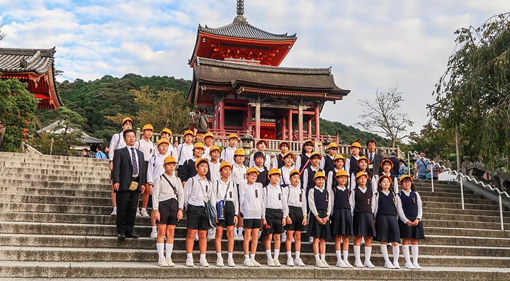 Studenti in uniforme davanti al tempio Kiyomizudera a Kyoto.