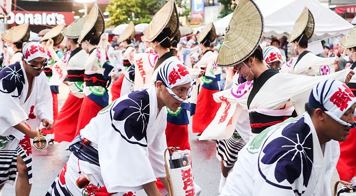 Danzatori in yukata tradizionale e cappelli di paglia partecipano alla parata del festival Koenji Awa Odori a Tokyo.