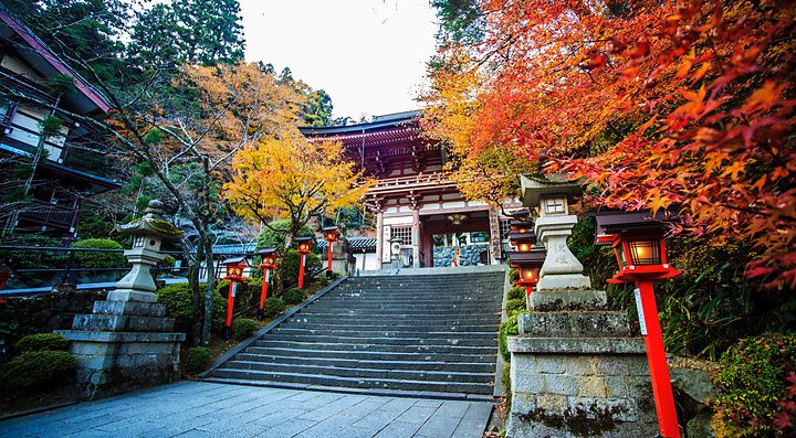 Scala del tempio Kurama-dera a Kyoto con foglie autunnali
