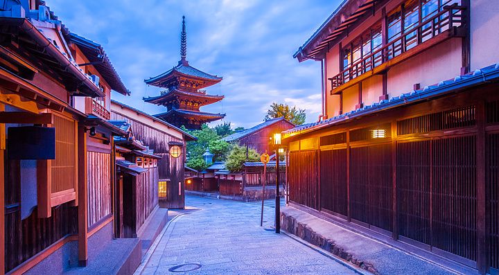 Pagoda giapponese e antica casa a Kyoto al crepuscolo.