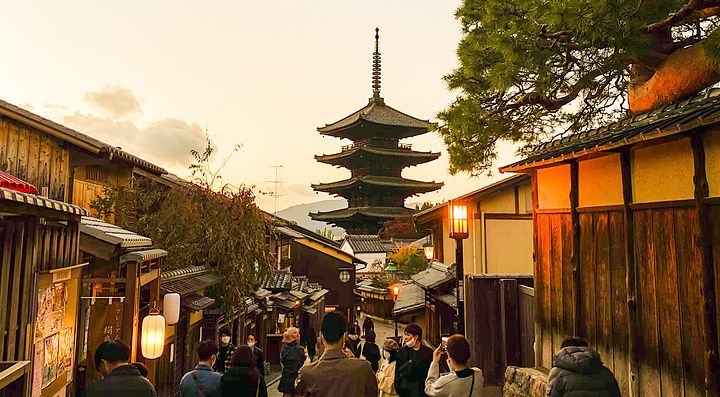 Veduta stradale della via Sannenzaka a Kyoto con la pagoda del tempio Yasaka sullo sfondo.