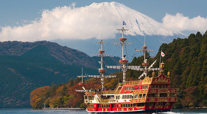 Nave pirata sul lago Ashi con il Monte Fuji sullo sfondo.