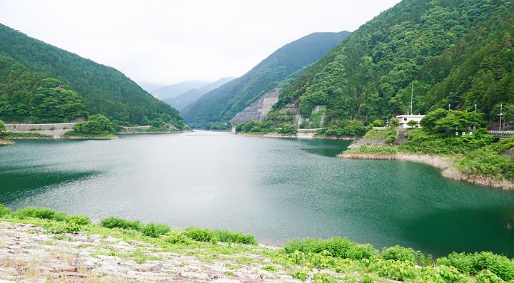 Vista panoramica del Lago Naguri a Naguri (Città di Hanno), Prefettura di Saitama, Giappone, tra colline boschive.