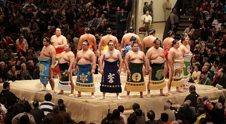 Sumo wrestlers allineati sul ring durante la cerimonia di apertura a Tokyo.