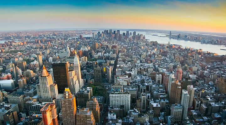 Vista panoramica di Lower Manhattan, New York, al tramonto dall'Empire State Building nel 2007.