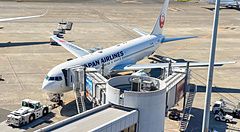 aereo japan airlines parcheggiato all'aeroporto di haneda in giappone
