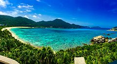 Vista panoramica della spiaggia Aharen a Tokashiki, Okinawa, con mare blu e sabbia bianca.