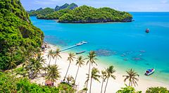 Vista aerea del Parco Nazionale Marino di Angthong con spiaggia e mare blu.