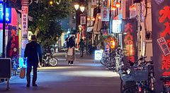 Strada illuminata con lanterne e persone che camminano a Asagaya, Tokyo.