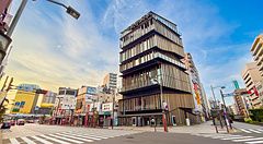 L'edificio Asakusa Culture Tourist Information Center a Tokyo visto dall'incrocio stradale con le strisce pedonali.