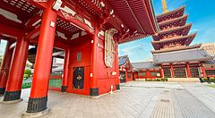 Il tempio Senso-ji a Asakusa con pagoda e strutture rosse.