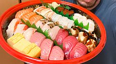 Marco Togni con piatto di sushi assortito.