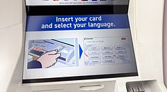 Display di un ATM 7 Eleven a Tokyo con istruzioni per prelievo contanti.