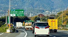 Auto lungo un'autostrada giapponese con il Monte Fuji sullo sfondo.