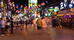 Strada Bangla a Phuket di notte con turisti e luci al neon