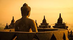 Statua del Buddha nel tempio di Borobudur all'alba, Indonesia.
