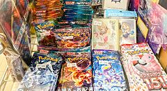Esposizione di bustine di carte Pokémon e vari articoli da collezione in un negozio specializzato ad Akihabara, Giappone.