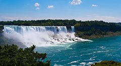 Cascate del Niagara in un panorama estivo soleggiato in Canada.