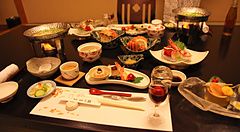 Tavolo con piatti di cucina kaiseki al ryokan Ichinomatsu ad Hakodate.
