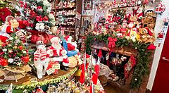 Interno del negozio Christmas Toys a Yokohama, colmo di addobbi natalizi, statuine di Babbo Natale e decorazioni varie.