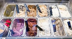 Una vetrina refrigerata con vaschette di gelato vegano presso la gelateria Coconut Glens in Giappone.