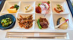 Elegante colazione giapponese all'InterContinental the Strings Tokyo con piatti vari.