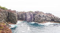 Scogliere di roccia vulcanica scura si affacciano sull'oceano presso la Costa di Jogasaki (Giappone).