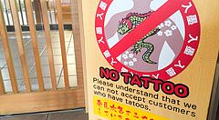 cartello con divieto di tatuaggi in un onsen giapponese.
