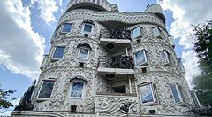 L'edificio El Dorado a Waseda a Tokyo con la sua complessa facciata decorata sotto un cielo azzurro con nuvole.