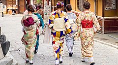 donne in kimono camminano in una strada a Kyoto