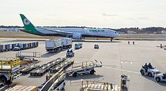 Aereo della compagnia Eva Air sulla pista dell'aeroporto di Narita.