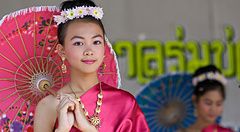 Donna in costume tradizionale con ombrello al Festival degli Ombrelli a Chiang Mai.