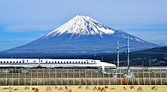 Treno ad alta velocità sotto il Monte Fuji in Giappone.
