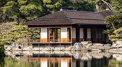 L'edificio Kikugetsu-tei si specchia nelle acque calme dello stagno nel Giardino Ritsurin a Takamatsu.