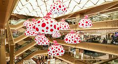 zucche a pois di Yayoi Kusama nel centro commerciale Ginza Six