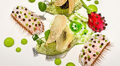 Un piatto di granchio, caviale e chips croccanti servito presso il ristorante Asahina Gastronome a Tokyo.