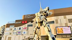 Statua a grandezza naturale del Gundam ad Odaiba posizionata davanti alla facciata del centro commerciale DiverCity.