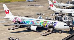 aereo con decorazioni disney parcheggiato all'aeroporto di Haneda in Giappone