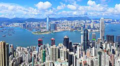 Skyline di Hong Kong di giorno con il Victoria Harbour e grattacieli.