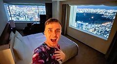 Marco Togni scatta un selfie in una camera dell'Hotel Century Southern Tower a Shinjuku con vista panoramica sulla città.
